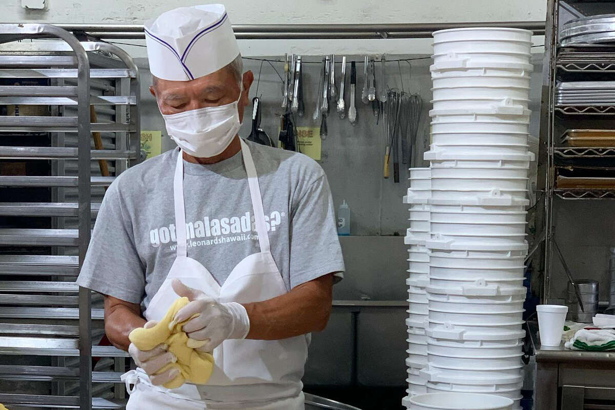 Los panaderos hacen la masa de malasada para todas las ubicaciones de Leonard's Bakery en Oahu.