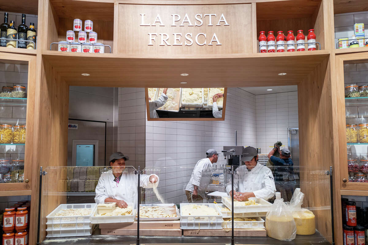 Pasta recién preparada en una ventana para que los clientes la vean en la sección de comestibles de Eataly en el centro comercial Westfield Valley Fair en San José el jueves, 16 de junio de 2022. 