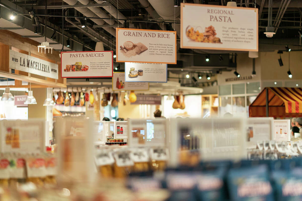 Dentro de la sección de comestibles de Eataly en el centro comercial Westfield Valley Fair en San José el jueves, 16 de junio de 2022. 