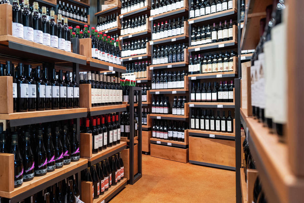 Miles de botellas de vino italiano a la venta en el segundo piso de Eataly en el centro comercial Westfield Valley Fair en San José el jueves 16 de junio de 2022. 