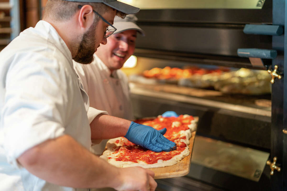 Los chefs preparan pizza para vender en Pizza Alla Pala & La Gastronomiaon en el primer piso de Eataly en el centro comercial Westfield Valley Fair en San José el jueves 16 de junio de 2022. 