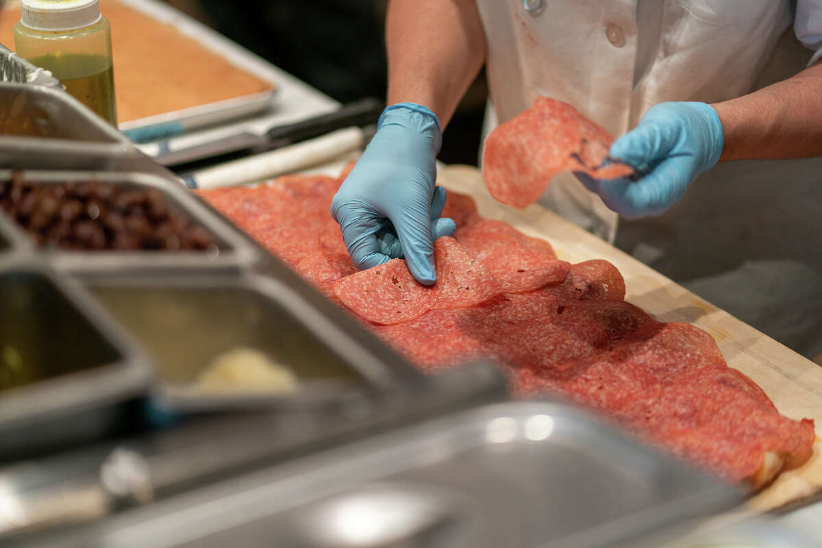 Un chef prepara una pizza para vender en Pizza Alla Pala & La Gastronomiaon en el primer piso de Eataly en el centro comercial Westfield Valley Fair en San José el jueves 16 de junio de 2022. 