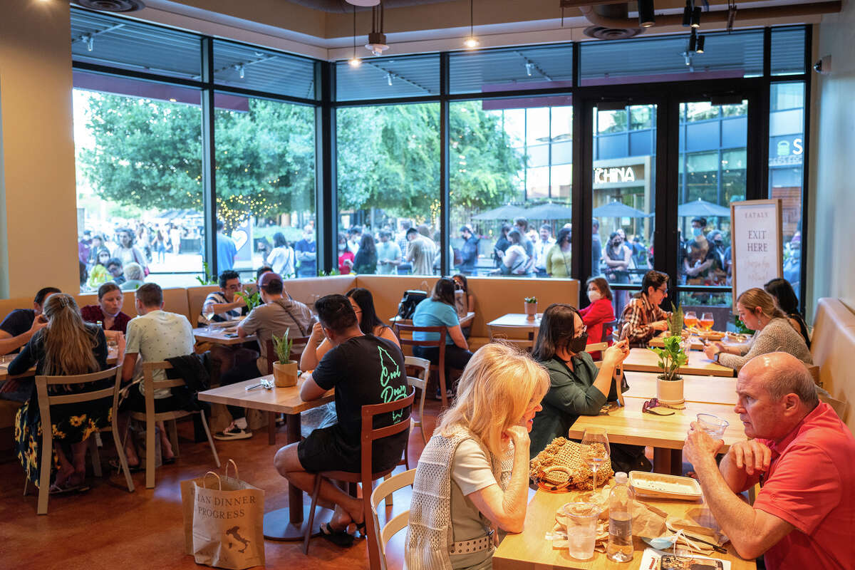 Los comensales que compraron alimentos preparados de Pizza Alla Pala & La Gastronomia disfrutan de sus comidas en el comedor del primer piso de Eataly en el centro comercial Westfield Valley Fair en San José el jueves 16 de junio de 2022. 