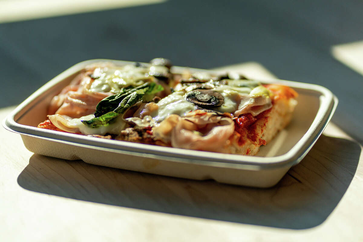 La rebanada capricciosa de Pizza Alla Pala en Eataly en el centro comercial Westfield Valley Fair en San José el jueves 16 de junio de 2022. 