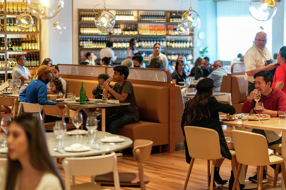 Dentro de La Pizza & La Pasta en el tercer piso de Eataly en el centro comercial Westfield Valley Fair en San José el jueves, 16 de junio de 2022. 