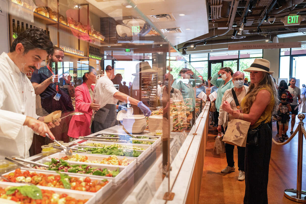 Los clientes compran comida preparada en Pizza Alla Pala & La Gastronomiaon en el primer piso de Eataly en el centro comercial Westfield Valley Fair en San José el jueves 16 de junio de 2022. 
