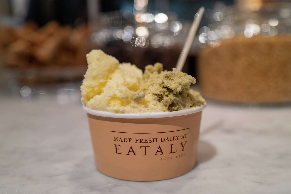 Helado de crema y pistacho de Il Gelato en el primer piso de Eataly en el centro comercial Westfield Valley Fair en San José el jueves, 16 de junio de 2022. 