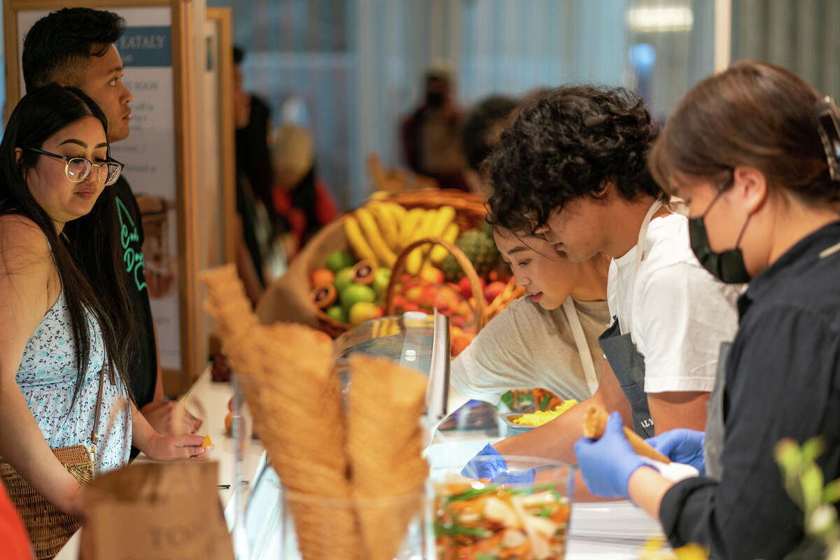 Los clientes piden helado de Il Gelato en el primer piso de Eataly en el centro comercial Westfield Valley Fair en San José el jueves 16 de junio de 2022. 