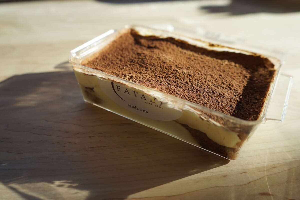 Un tiramisú recién hecho de Eataly en Santa Clara. 