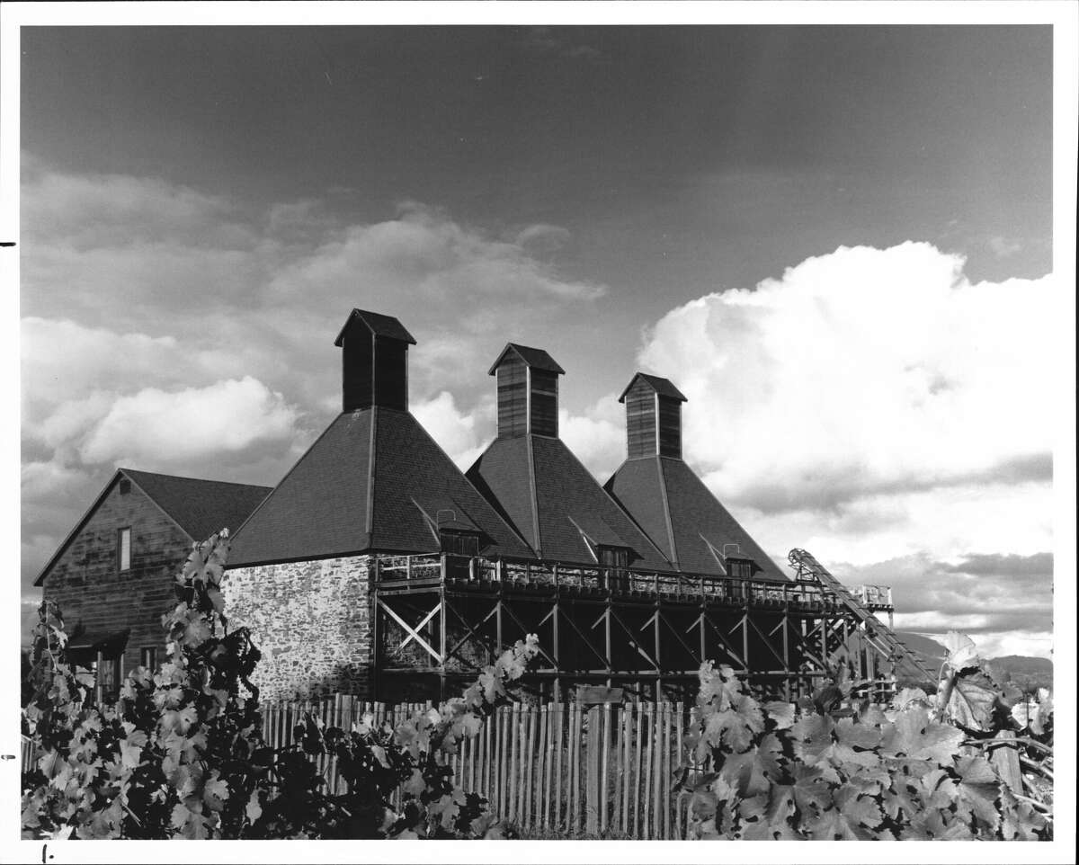 El exterior de los hornos de lúpulo en Hop Kiln Winery en Healdsburg en 1981.