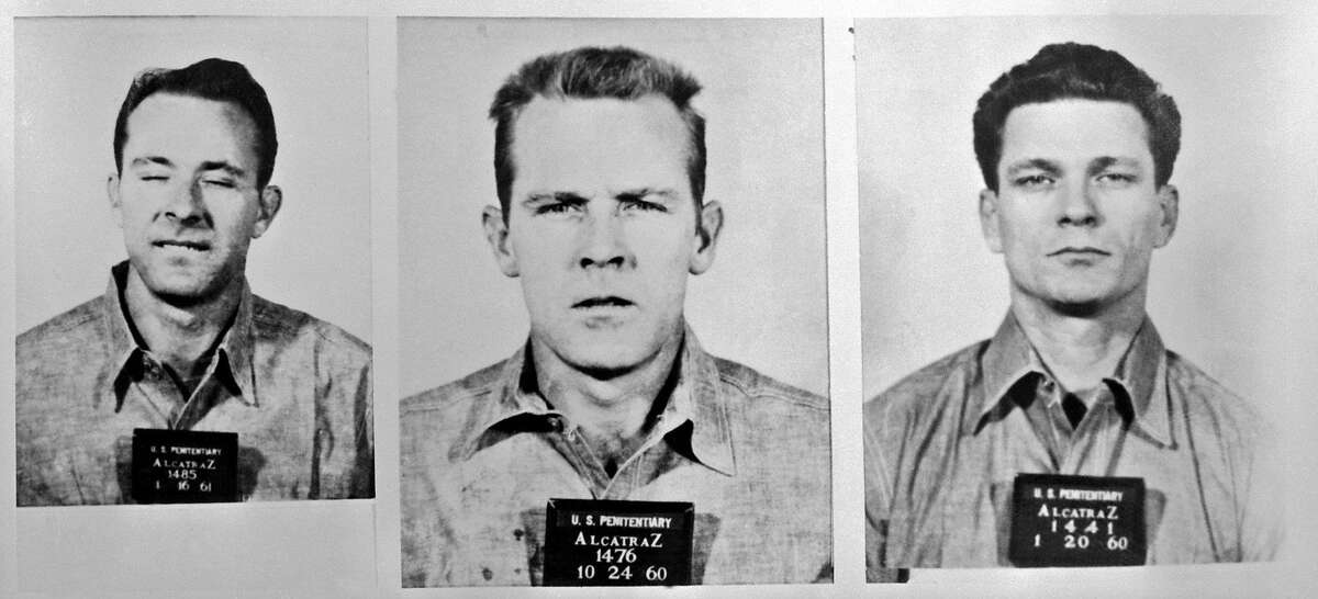 Fotografías policiales de tres prisioneros que lograron escapar de la isla de Alcatraz. De izquierda a derecha: Clarence Anglin, John William Anglin y Frank Lee Morris.