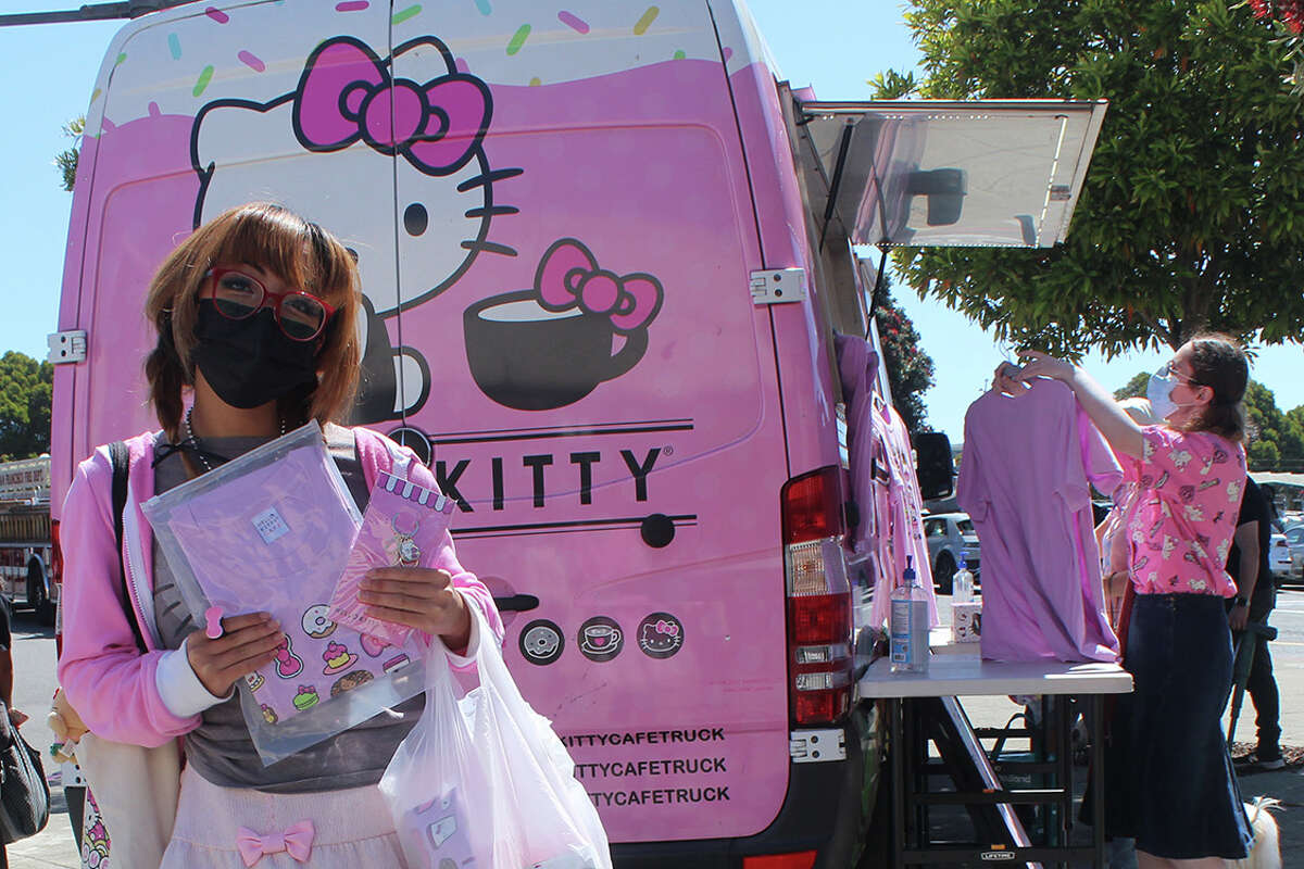 Jolie Jumanan posa frente al Hello Kitty Cafe Truck con su bolsa de regalos. 