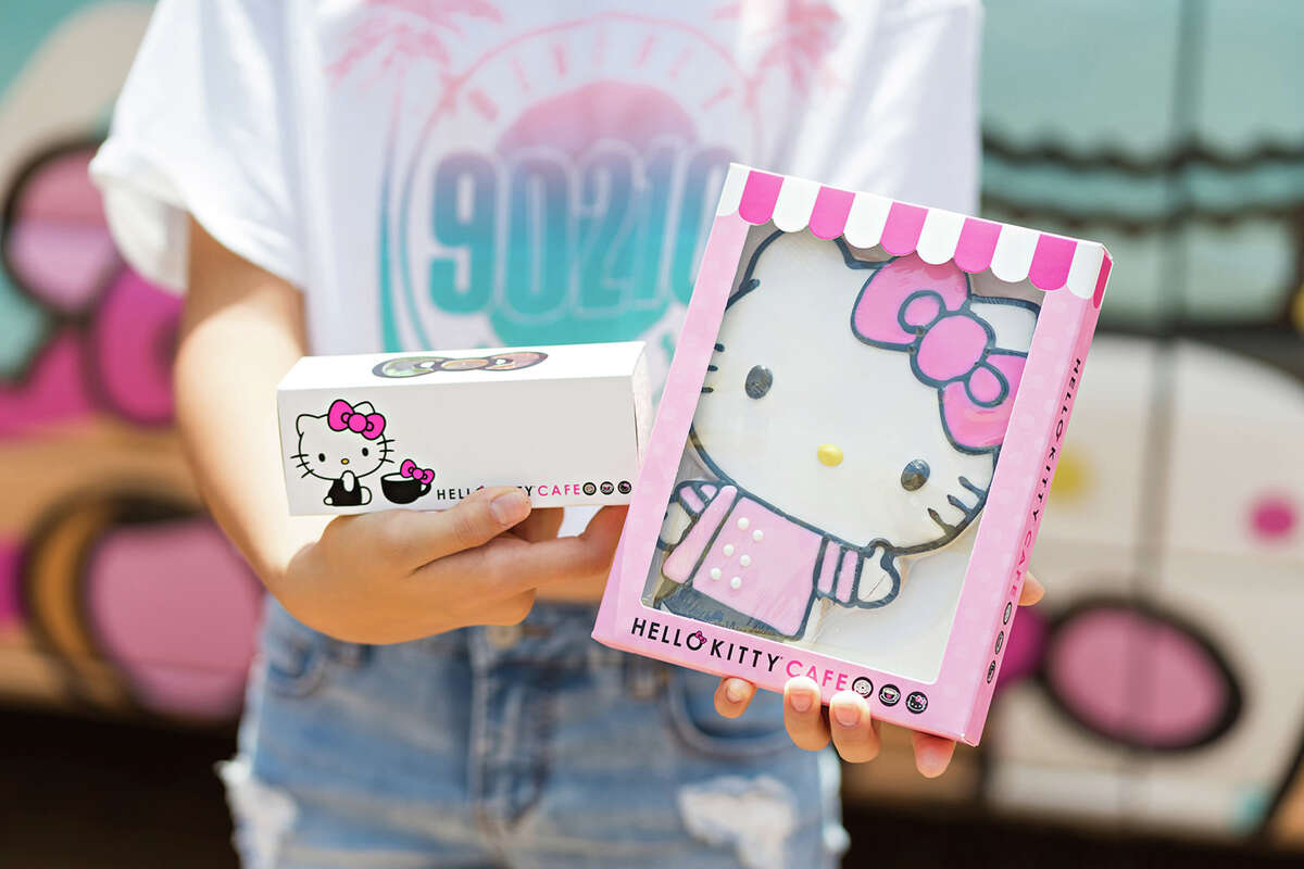 La gran galleta de azúcar Hello Kitty es una de las muchas variedades de dulces disponibles en el café ambulante. 