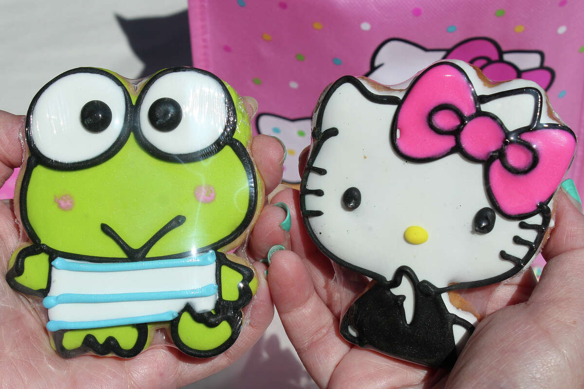 Las galletas de azúcar Keroppi y Hello Kitty son parte del juego de tres piezas que se vende en el camión del café ambulante.