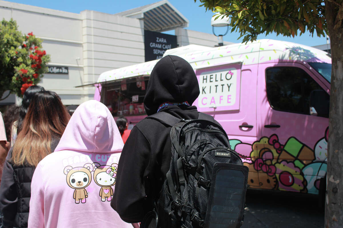 Una pareja espera su turno para pedir artículos de edición limitada que se venden en Hello Kitty Cafe Truck.
