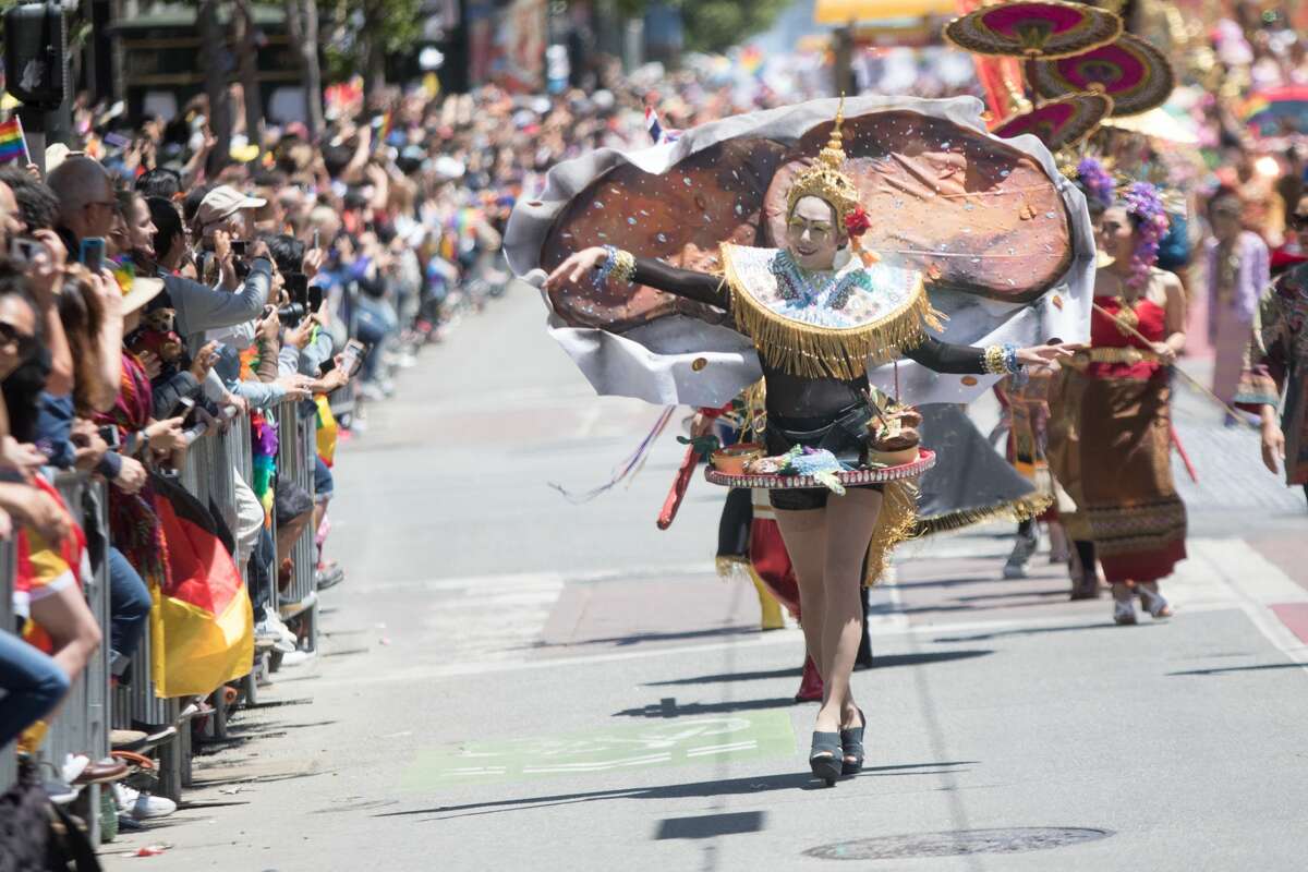 Un participante disfrazado participa en el Desfile del Orgullo Gay de San Francisco 2019 en Market Street en San Francisco el 30 de junio de 2019.