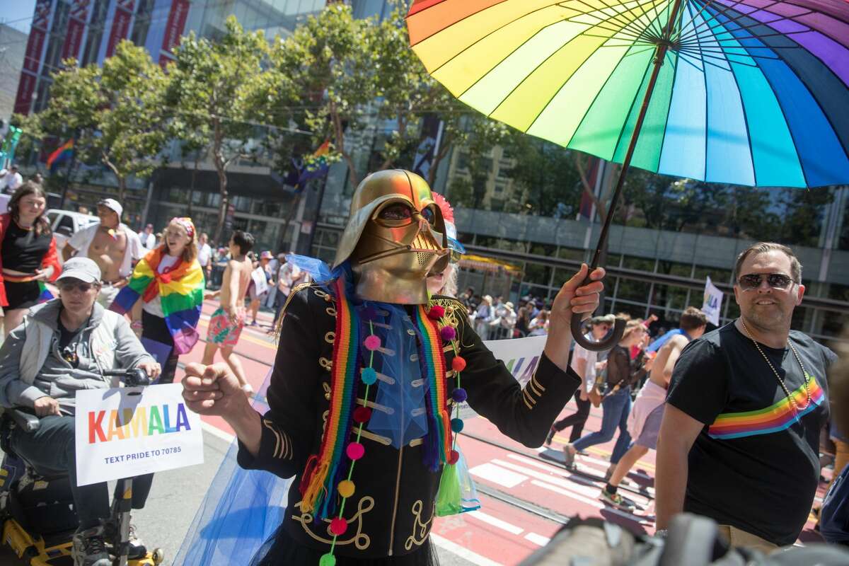 Un participante con una máscara de Darth Vader participa en el Desfile del Orgullo Gay de San Francisco 2019 en Market Street en San Francisco el 30 de junio de 2019.