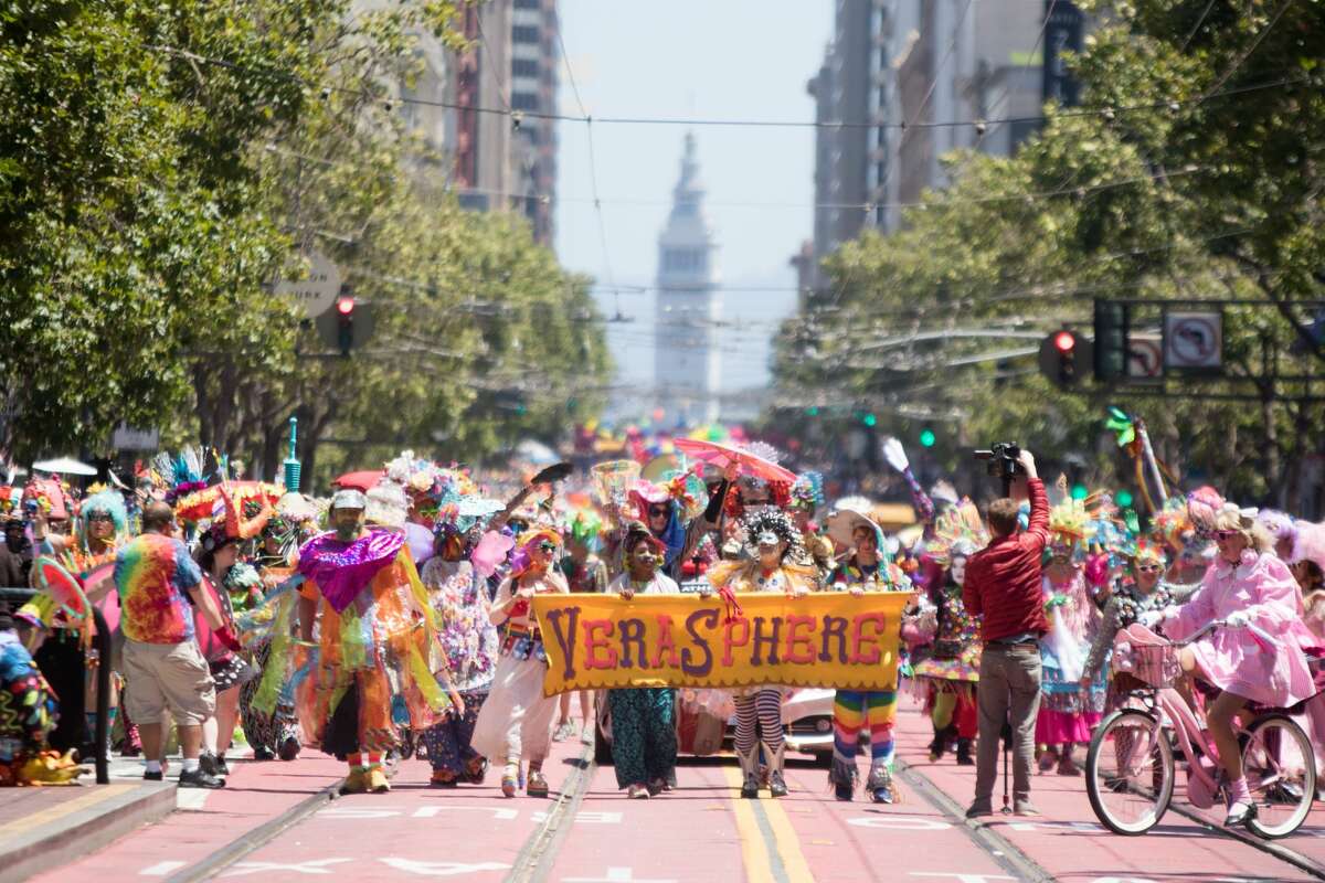 Verasphere marcha por Market Street mientras participa en el Desfile del Orgullo Gay de San Francisco 2019 en San Francisco el 30 de junio de 2019.