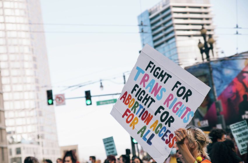  El aborto y los derechos trans se cruzan en el evento del Orgullo de San Francisco