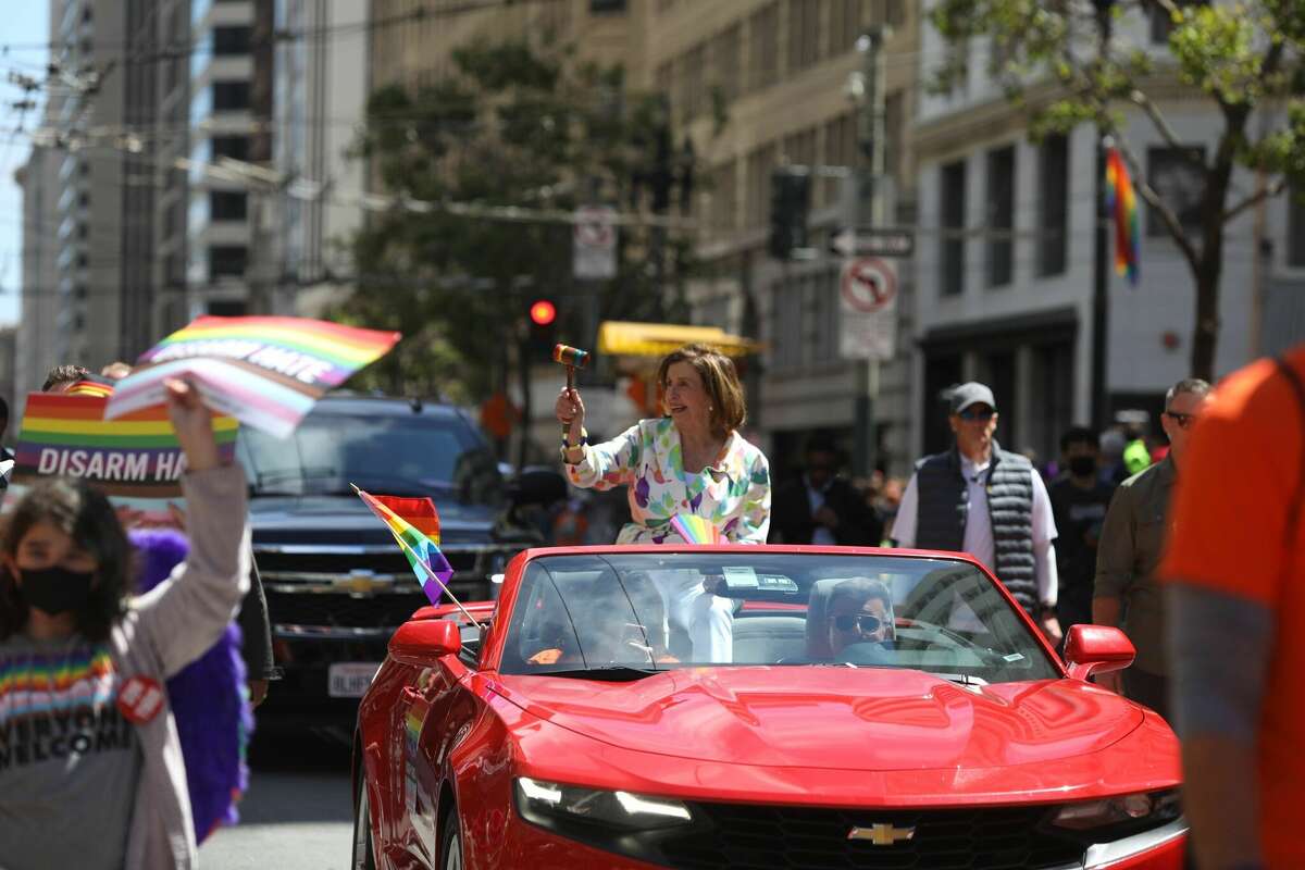 La presidenta de la Cámara de Representantes, Nancy Pelosi, en su desfile de carrozas en el Orgullo Gay de San Francisco el 26 de junio de 2022.