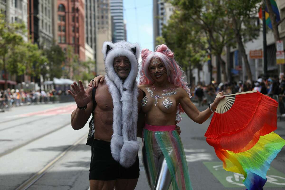 Los asistentes al Orgullo de San Francisco marchan por la ruta del desfile el 26 de junio de 2022.