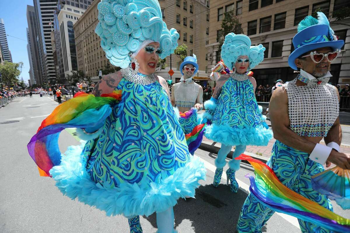 Los asistentes al Orgullo de San Francisco marchan por la ruta del desfile el 26 de junio de 2022.