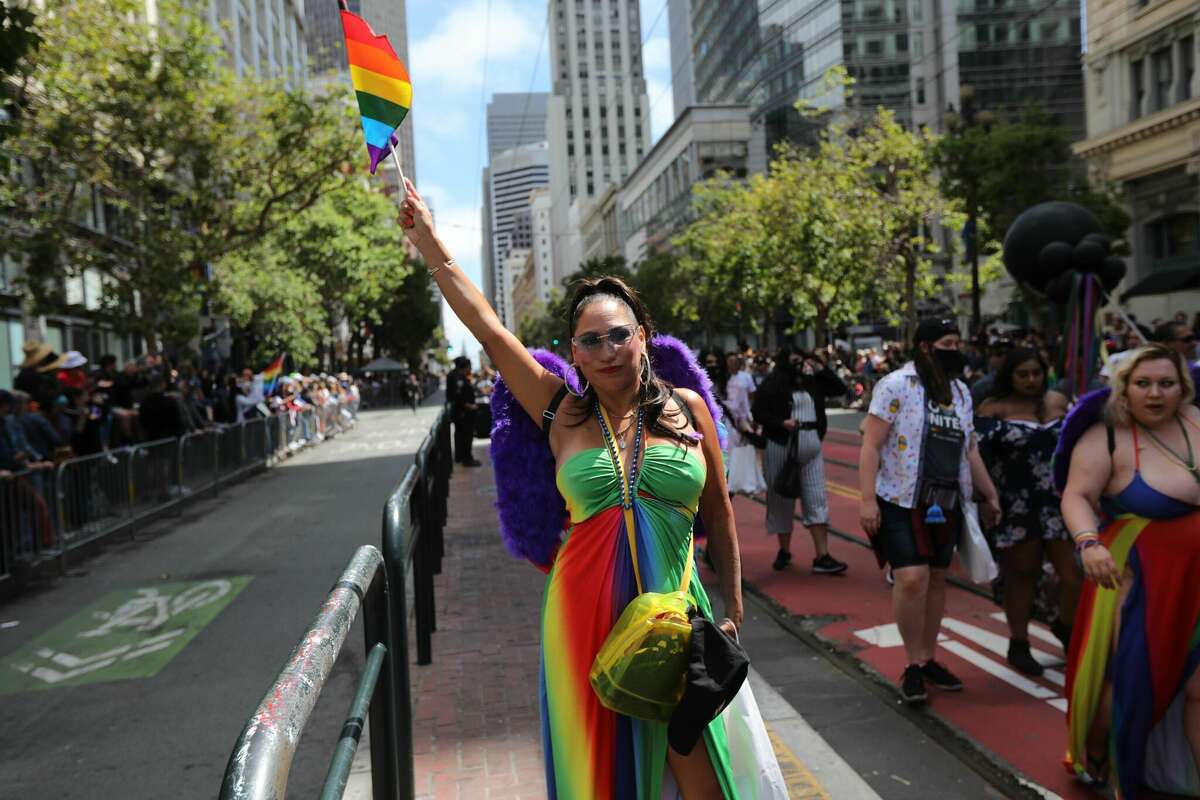 Los asistentes al Orgullo de San Francisco marchan por la ruta del desfile el 26 de junio de 2022.