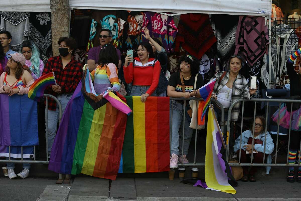 Los asistentes al San Francisco Pride observan la ruta del desfile por Market Street el 26 de junio de 2022.