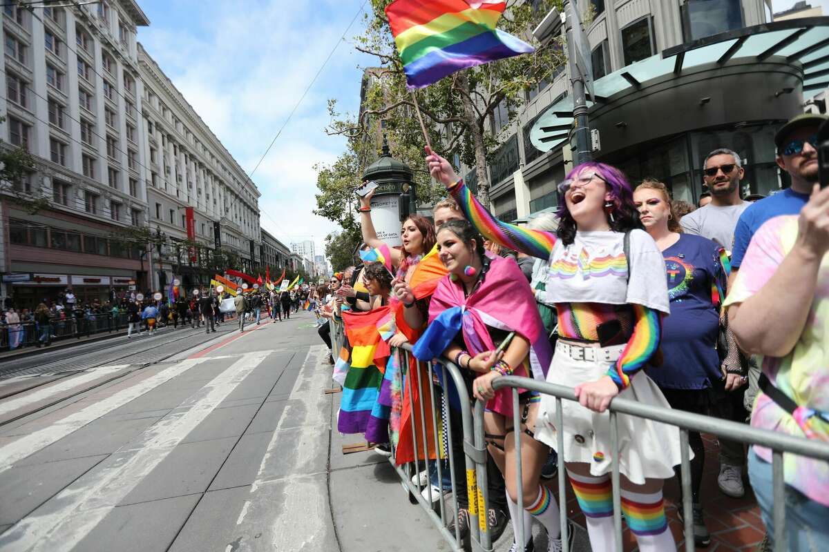 Los asistentes al San Francisco Pride observan la ruta del desfile por Market Street el 26 de junio de 2022.