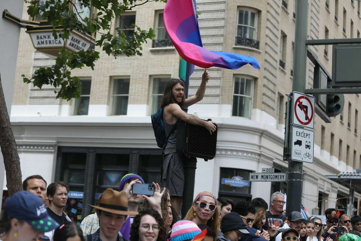 Los asistentes al San Francisco Pride observan la ruta del desfile por Market Street el 26 de junio de 2022.