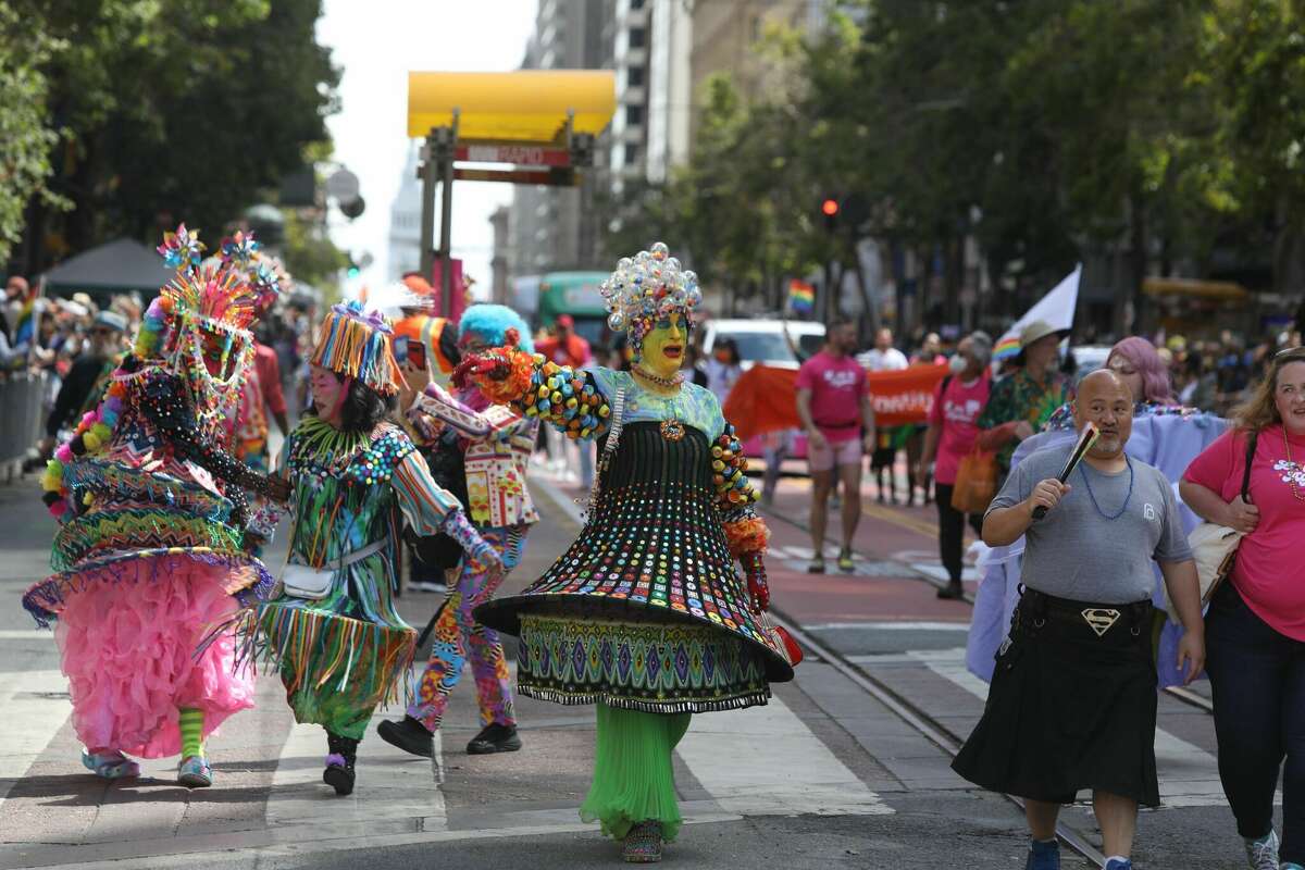 Los asistentes al Orgullo de San Francisco marchan por la ruta del desfile el 26 de junio de 2022.