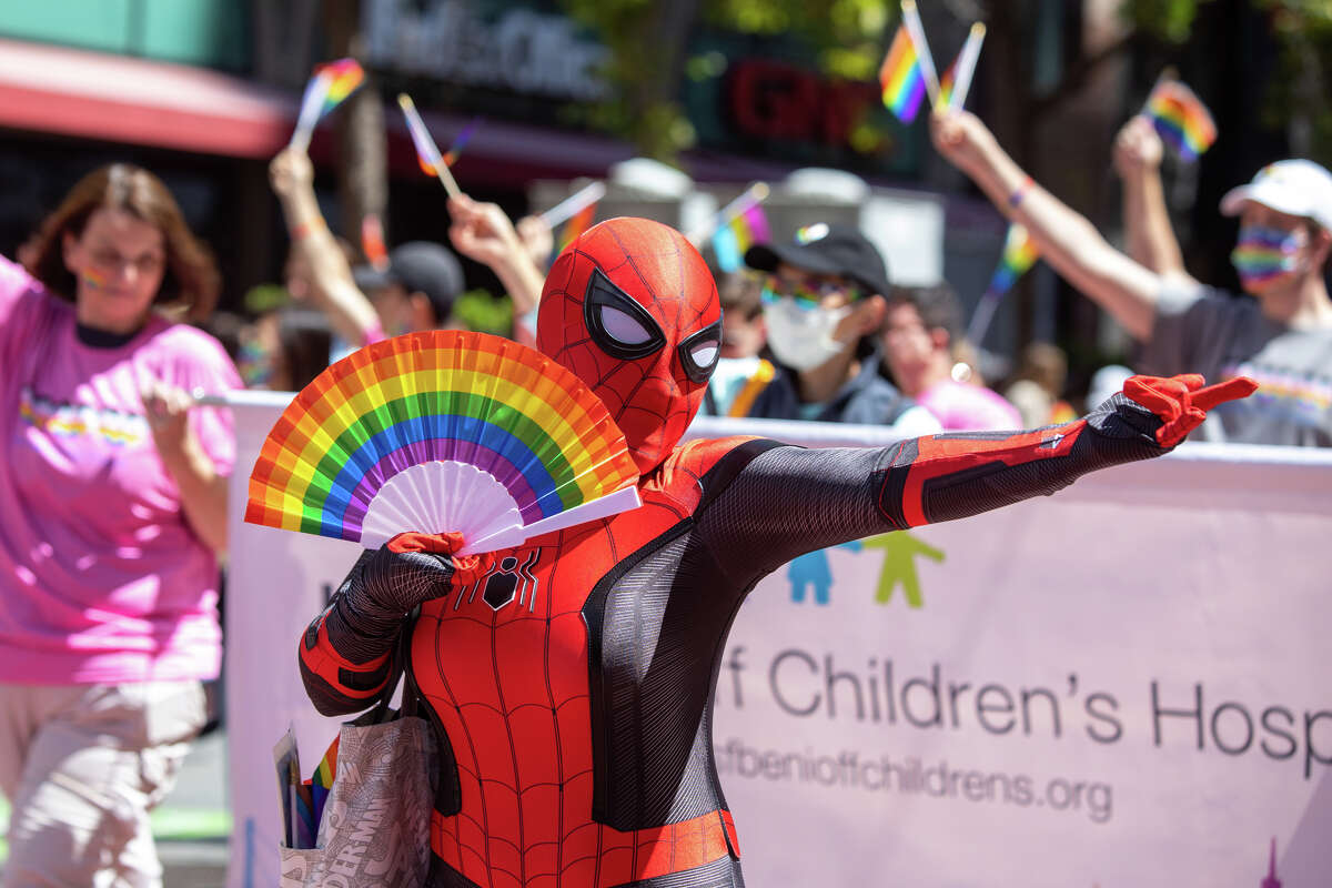 Un participante vestido con un traje de Spider Man se presenta para tejer telarañas durante el desfile del Orgullo de San Francisco en San Francisco, California, el 26 de junio de 2022.