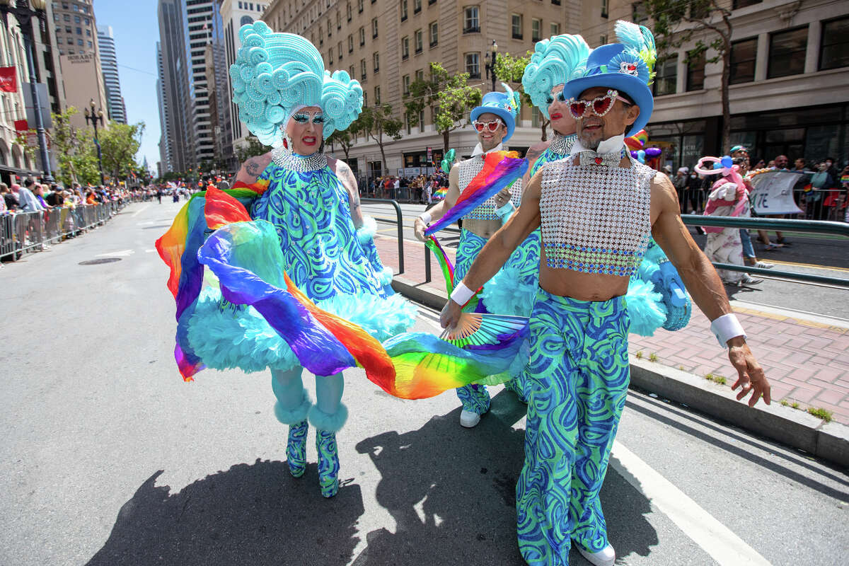 Participantes disfrazados durante el desfile del Orgullo de San Francisco en San Francisco, California, el 26 de junio de 2022.
