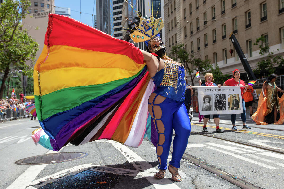 Un participante disfrazado muestra los colores del arcoíris durante el desfile del orgullo gay de San Francisco en San Francisco, California, el 26 de junio de 2022.