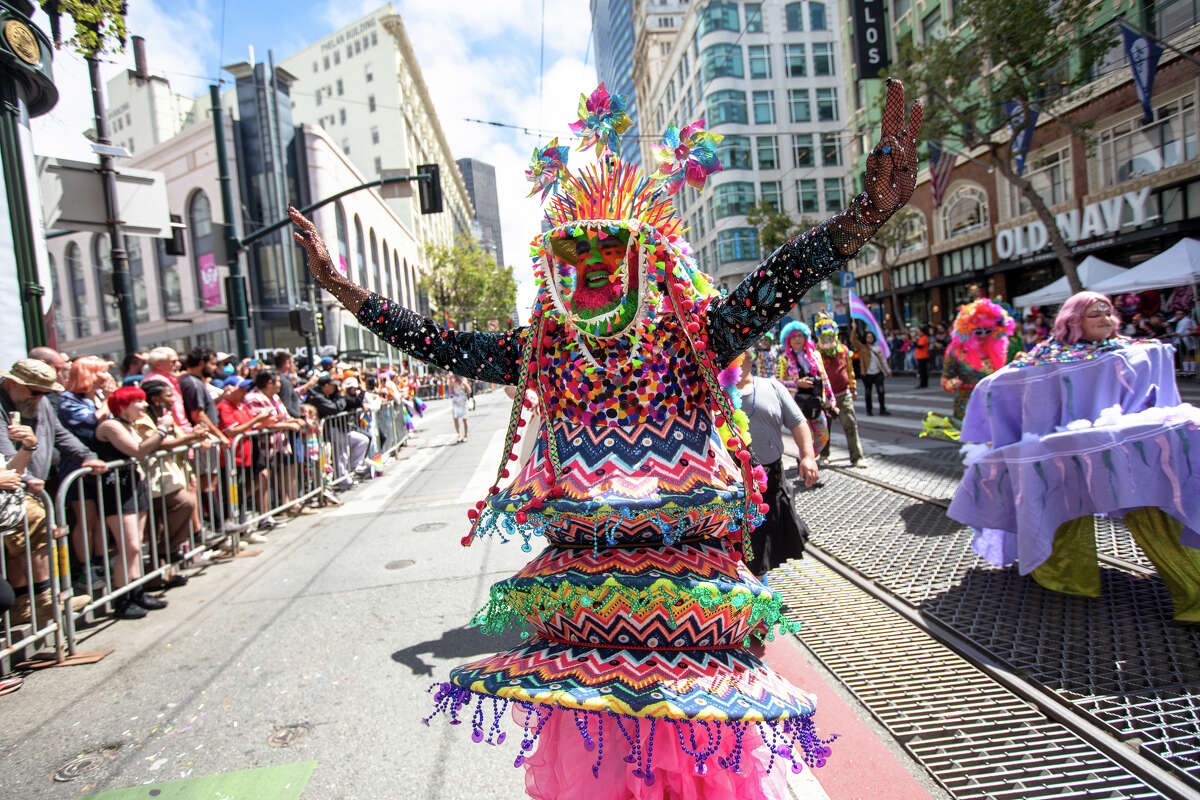 Un participante disfrazado durante el desfile del Orgullo de San Francisco en San Francisco, California, el 26 de junio de 2022.