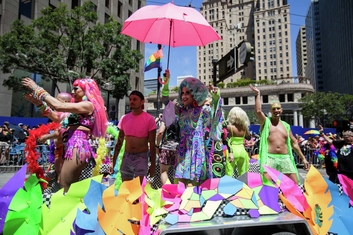 Una carroza llena de gente disfrazada durante el desfile del Orgullo de San Francisco en San Francisco, California, el 26 de junio de 2022.