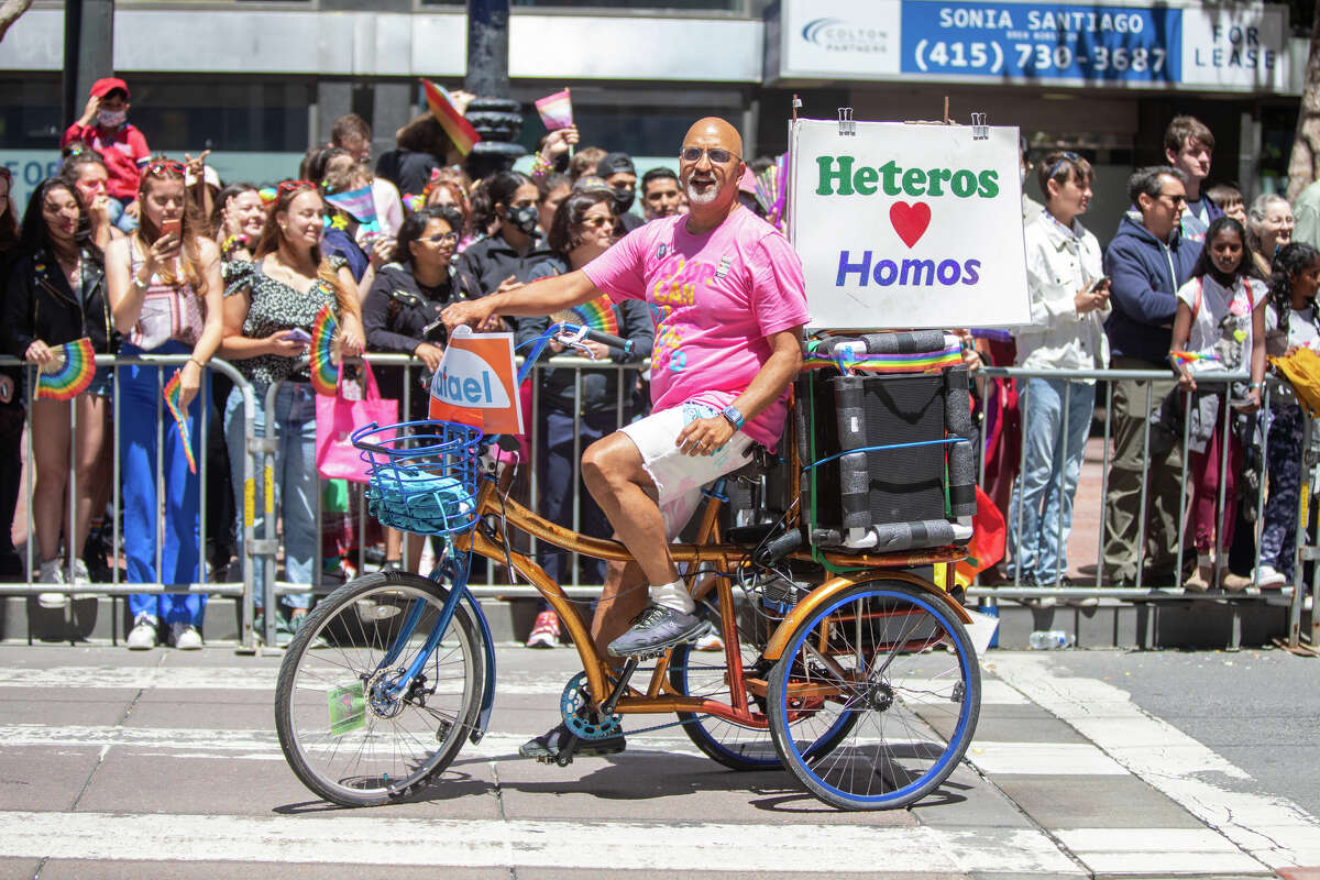Una persona monta una bicicleta con un cartel adjunto durante el desfile del Orgullo de San Francisco en San Francisco, California, el 26 de junio de 2022.