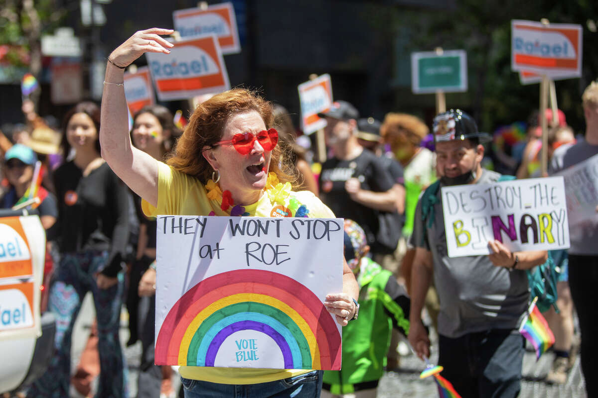 Los participantes sostienen carteles durante el desfile del Orgullo de San Francisco en San Francisco, California, el 26 de junio de 2022.