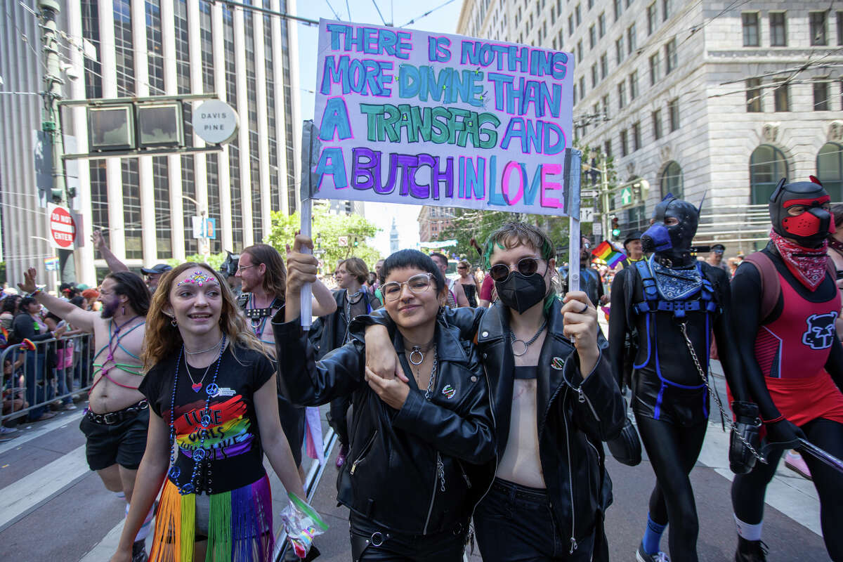 Los participantes sostienen carteles durante el desfile del Orgullo de San Francisco en San Francisco, California, el 26 de junio de 2022.