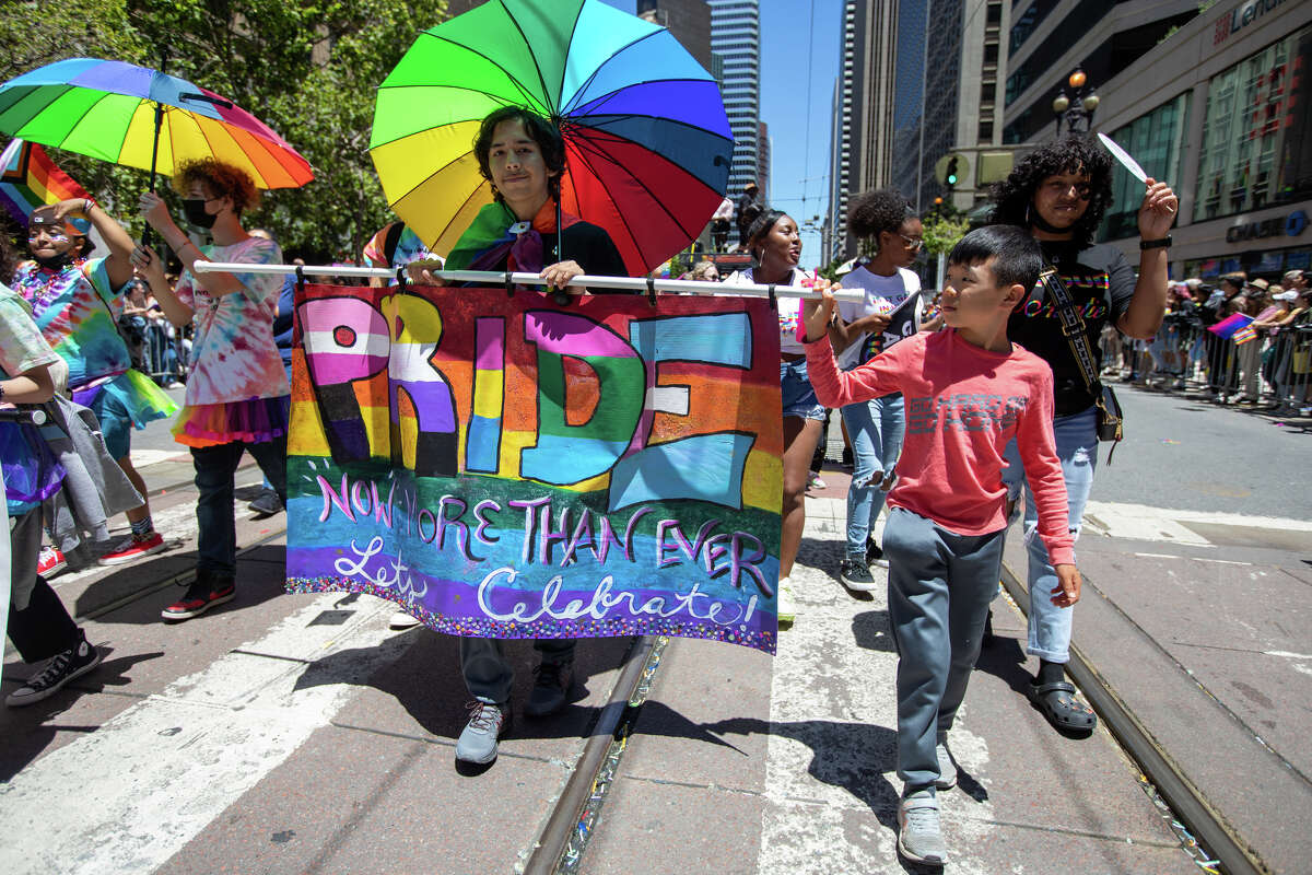 Un participante sostiene un cartel durante el desfile del Orgullo de San Francisco en San Francisco, California, el 26 de junio de 2022.