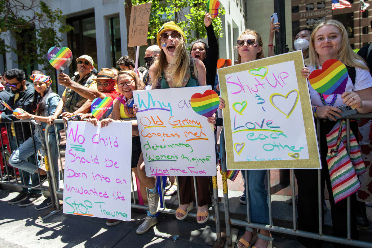 Los espectadores sostienen carteles durante el desfile del Orgullo de San Francisco en San Francisco, California, el 26 de junio de 2022.