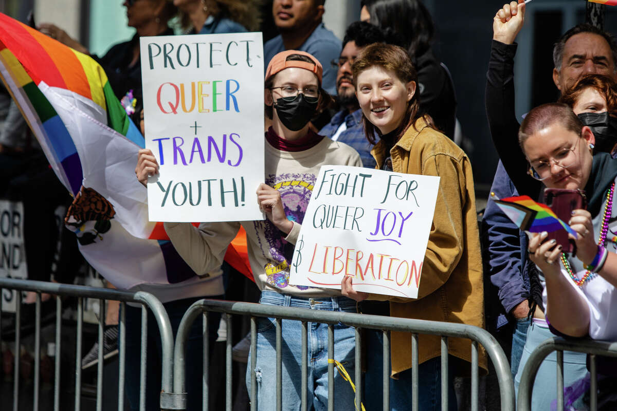 Los espectadores sostienen carteles durante el desfile del Orgullo de San Francisco en San Francisco, California, el 26 de junio de 2022.