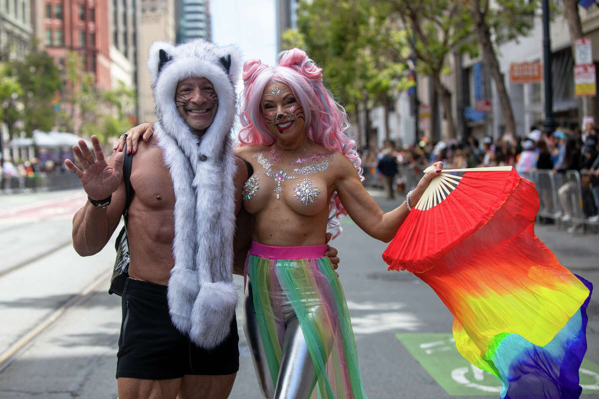 Sean Kelly y Rachel Levine durante el desfile del orgullo gay de San Francisco en San Francisco, California, el 26 de junio de 2022.