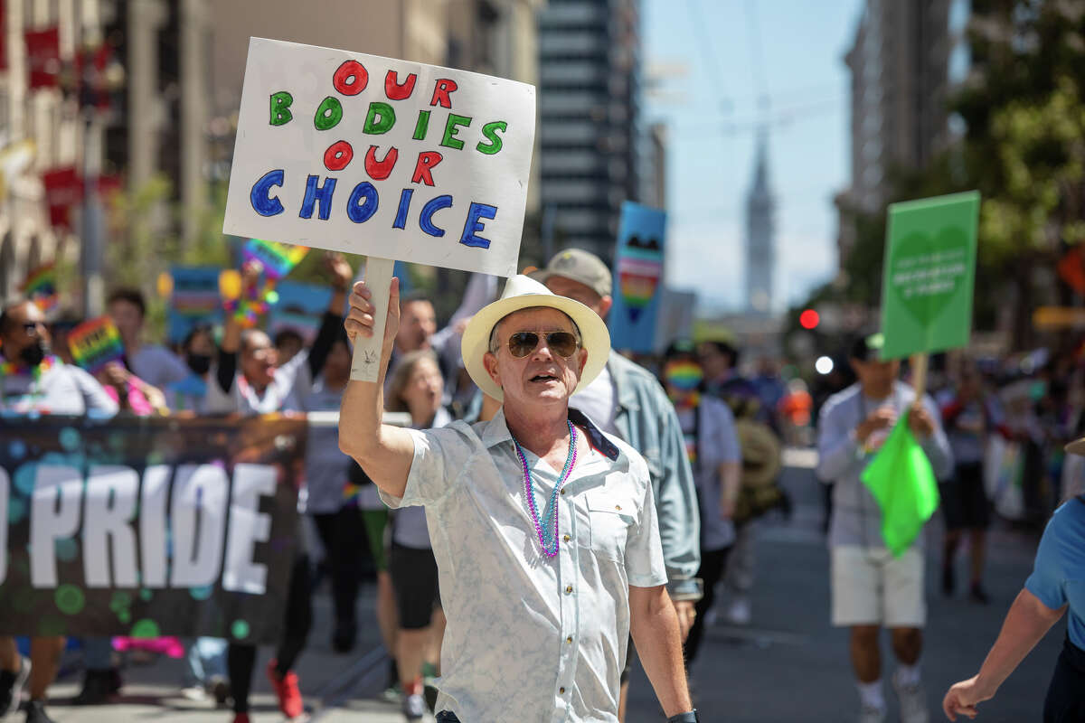 Un participante sostiene un cartel durante el desfile del Orgullo de San Francisco en San Francisco, California, el 26 de junio de 2022.