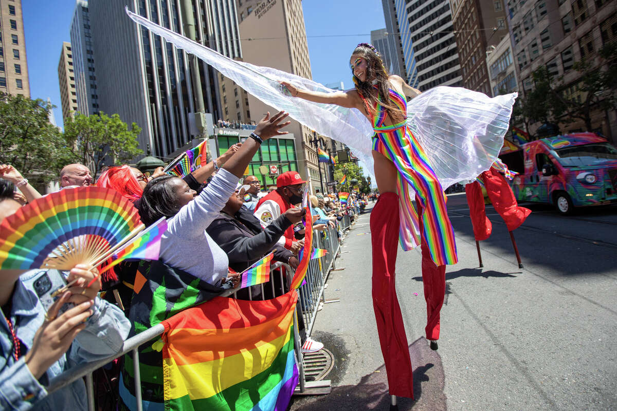 Un participante disfrazado que camina sobre zancos saluda a la multitud durante el desfile del orgullo gay de San Francisco en San Francisco, California, el 26 de junio de 2022.
