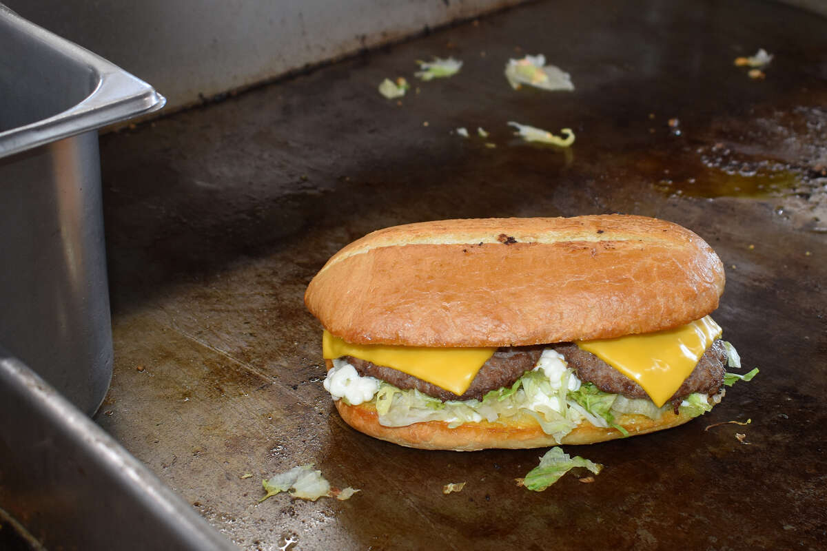 Sentado en la parrilla y listo para llevar, la famosa hamburguesa francesa en Andre's Drive-In en Bakersfield es la comida insignia del ícono de comida rápida de 65 años. 