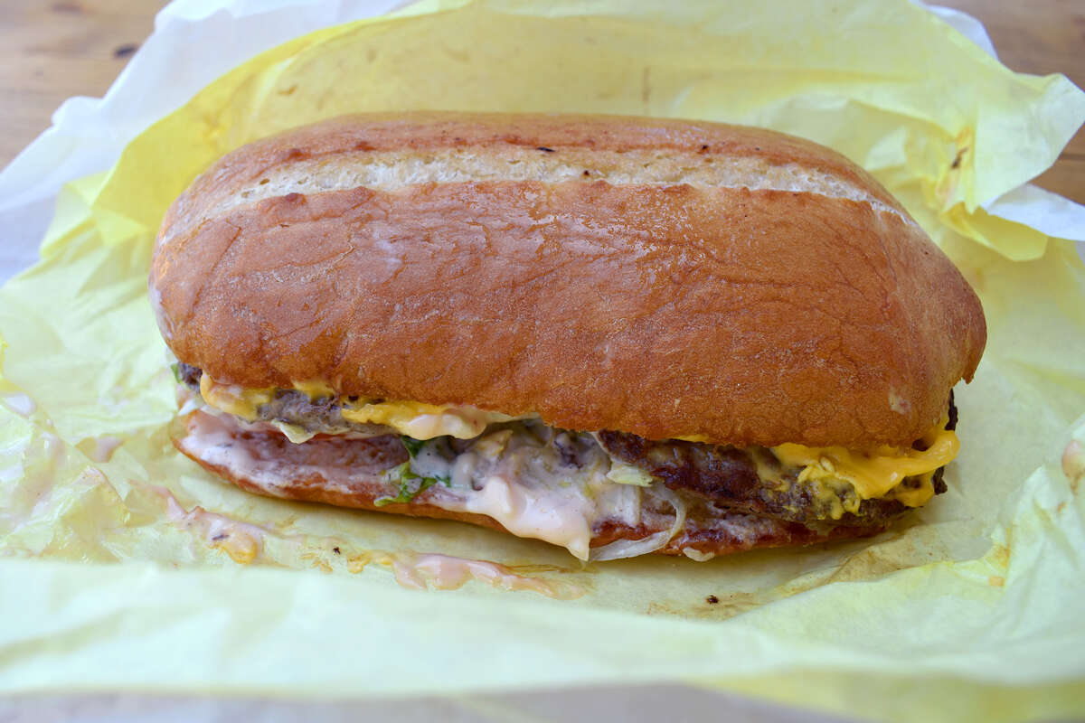 Sin envolver y lista para comer, la famosa hamburguesa francesa de Andre's Drive-In es un milagro pegajoso, meloso y generoso en porciones justo en el corazón de Bakersfield. 