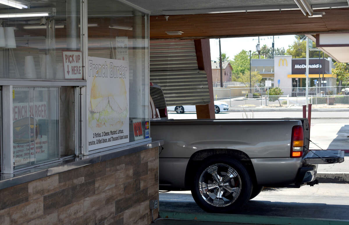 Mientras un pasajero en una camioneta espera su comida en Andre's Drive-In en Bakersfield, se ve un McDonald's al fondo. Los hermanos McDonald originalmente le ofrecieron a la familia Andre una de sus primeras franquicias de hamburguesas.