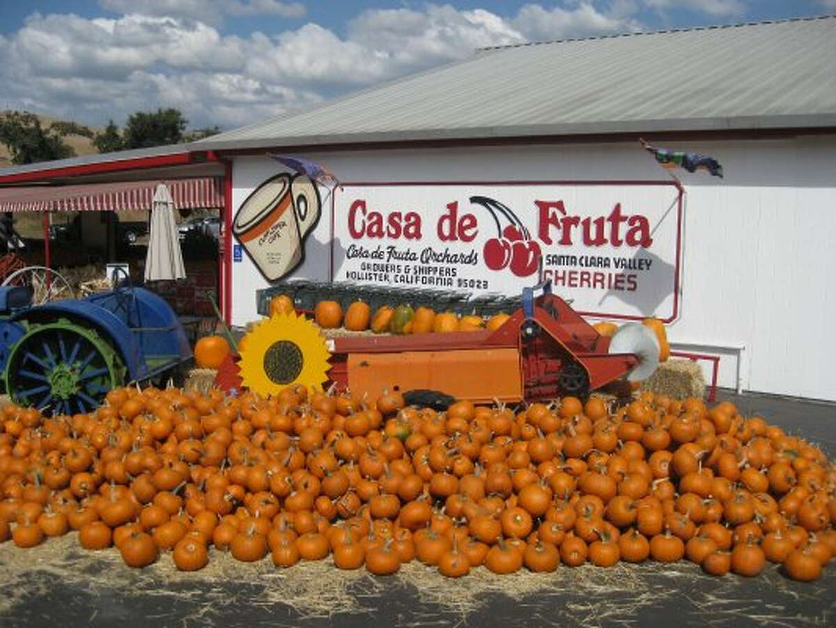 Casa de Fruta, Hollister De camino a la I-5, muchos viajeros hambrientos pasan para abastecerse de frutas y bocadillos en su camino hacia el sur. Las cerezas y los melocotones son los más populares. 10021 Pacheco Pass Hwy., (408) 842-7282