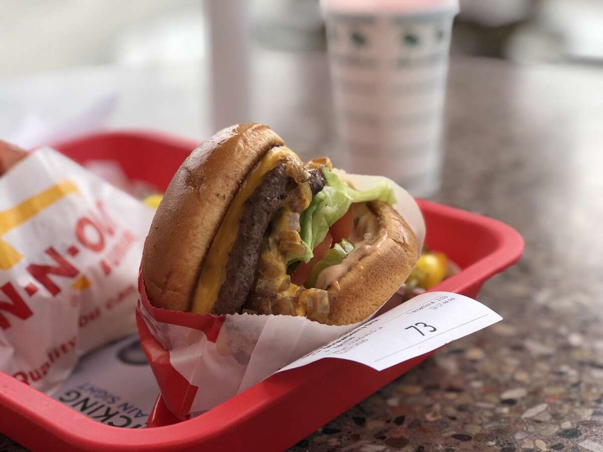 In-N-Out, Santa Nella y Kettleman City Mucho mejor que la típica comida rápida. Encontrará este favorito de California justo al lado de la 5 tanto en Santa Nella como en Kettleman City. 28900 Henry Miller Ave, Santa Nella y 33464 Bernard Dr, Kettleman City, (800) 786-1000